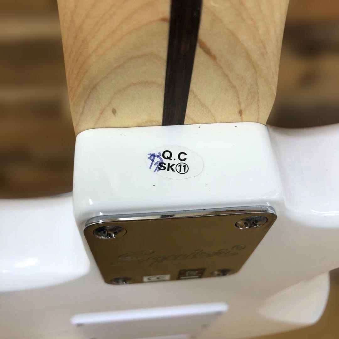 【美品】　エレキギター　 Squier（スクワイヤー）　ストラトタイプ　ホワイト