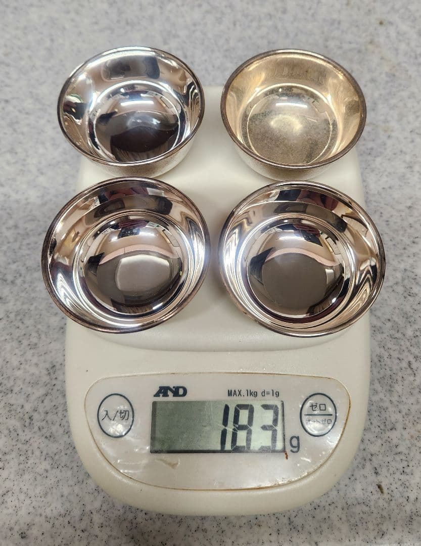 純銀 ロックグラス(銀970) 1個。 お猪口(純銀) 4個。合計278g