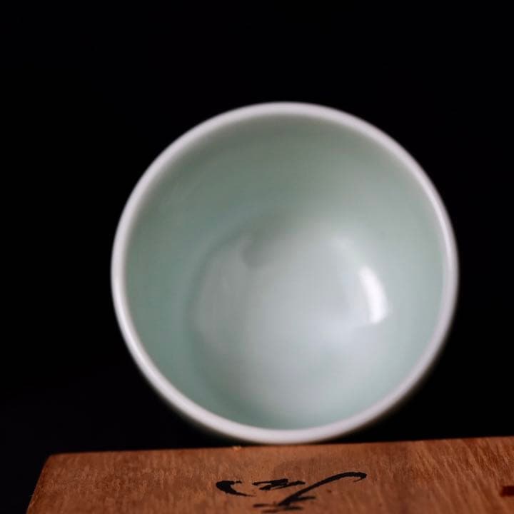 購入 人間国宝 井上萬二 ぐい呑み 青白磁 笹文ぐい呑 人間国宝 本人作