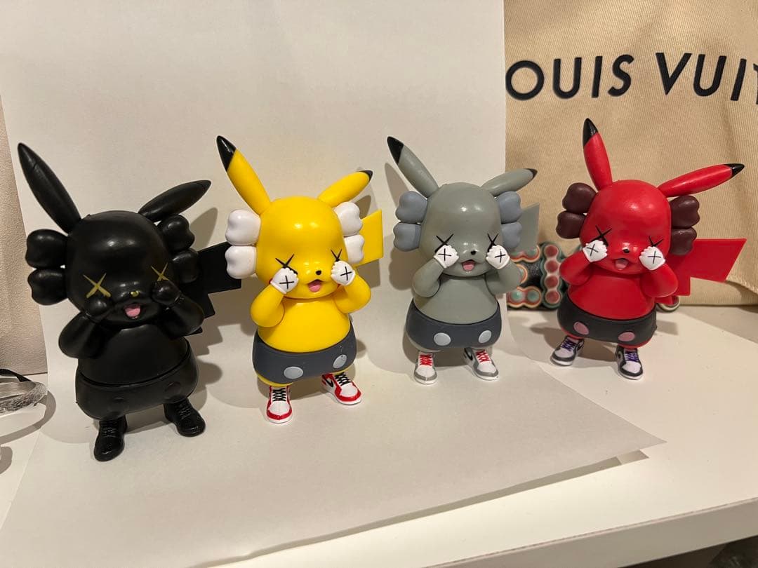 最安値】KAWS. カウズ フィギュア 4体セット - メルカリ