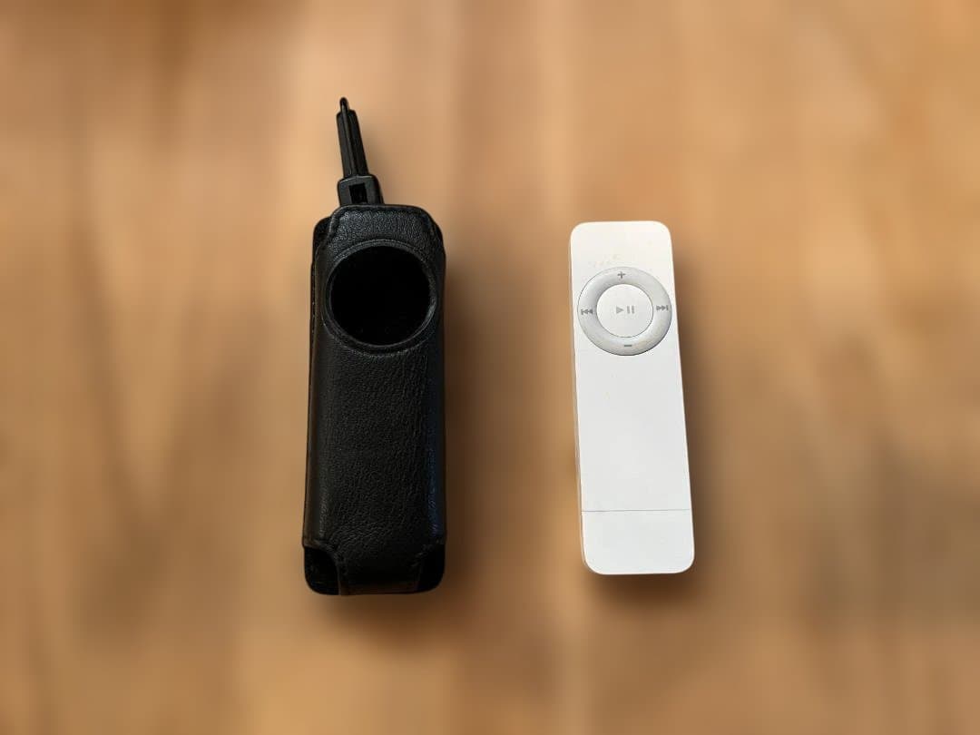 Apple iPod shuffle 第1世代 レザーケース付き - メルカリ