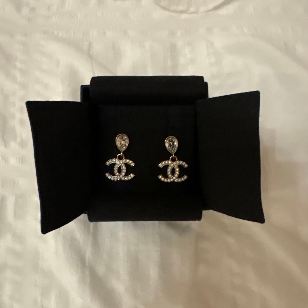 CHANEL CCロゴクリスタルピアス - メルカリ