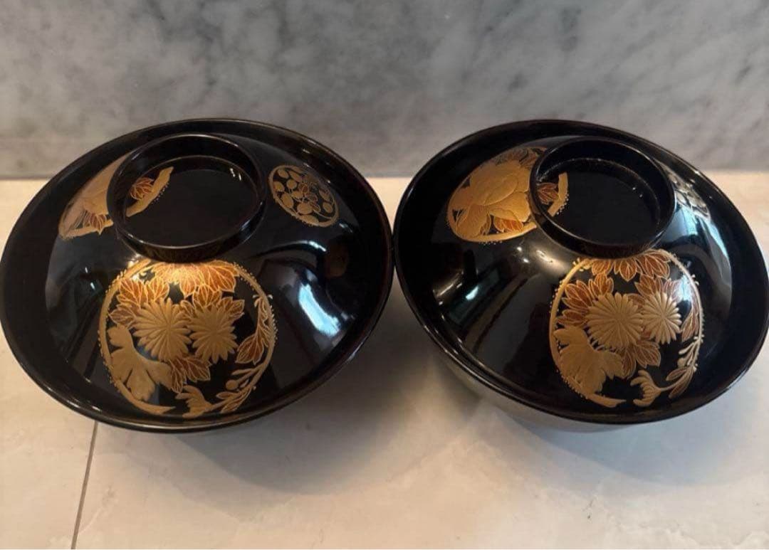 芸術的な蝶々とふんだんに使われた金彩が美しい豪華絢爛な木製輪島漆塗りお椀2客