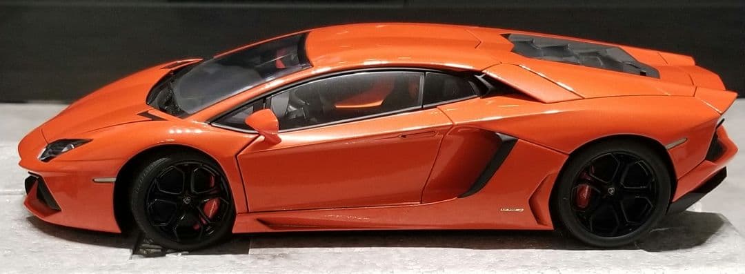オートアート 1/18 ランボルギーニ アヴェンタドール　LP700-4