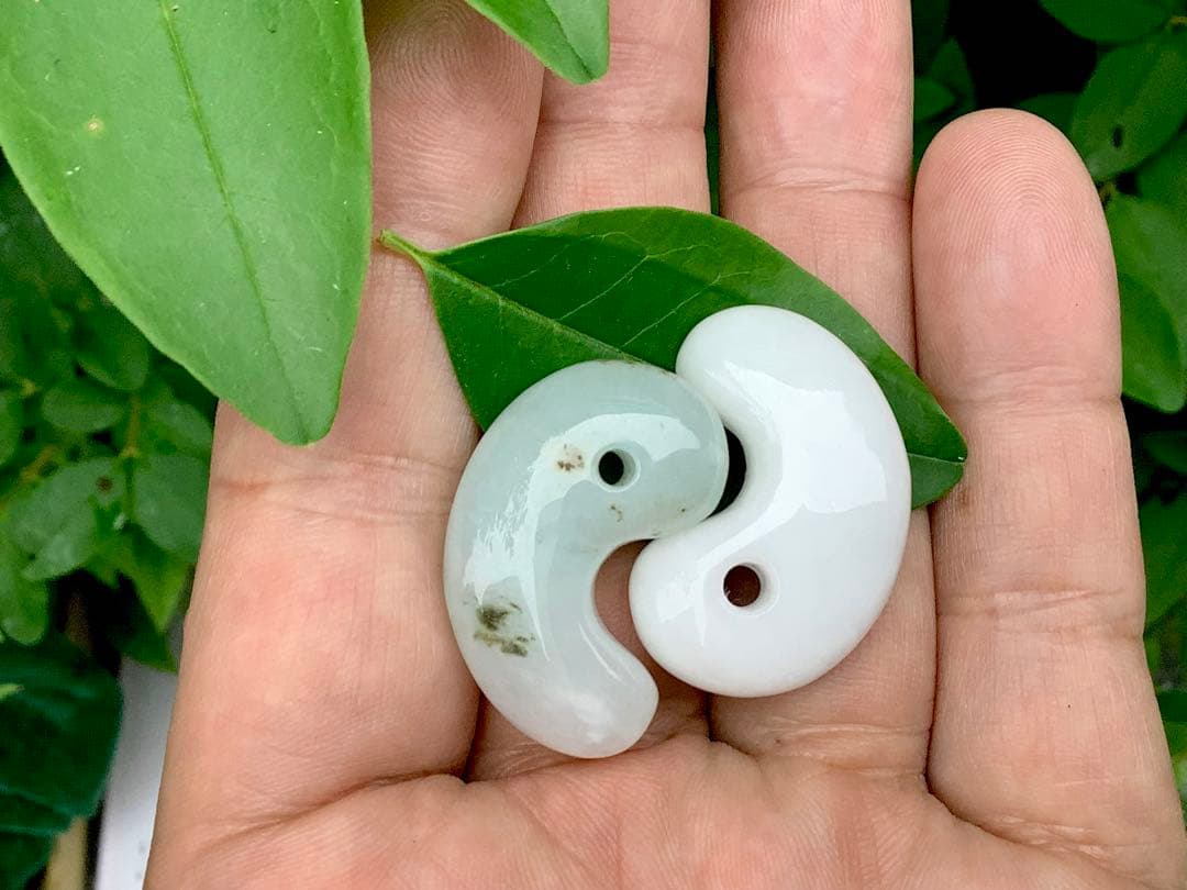 ✳今年2個目のトロトロ勾玉‼️ 酸化鉄入り糸魚川翡翠 抜群全面透過