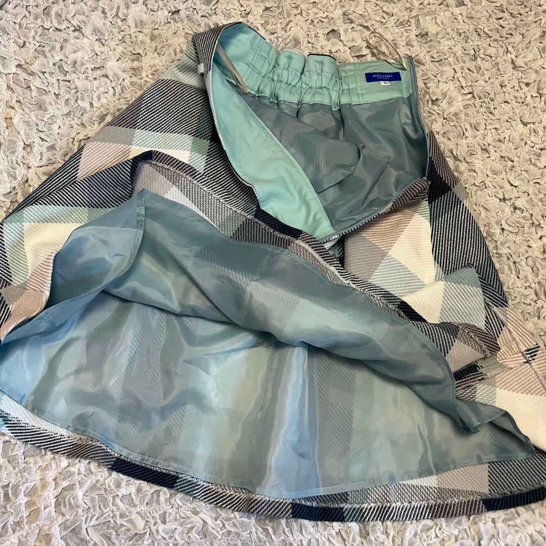 美品【ブルーレーベルクレストブリッジ】フレアスカート 総柄 チェック 白 青