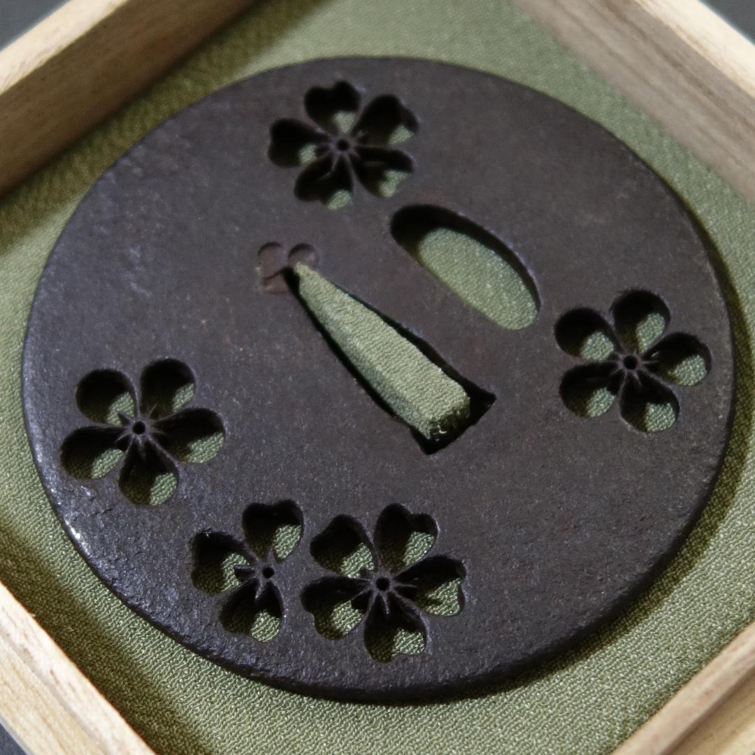 【 梅桜花小透鍔 】 鍔 鐔 鉄地 透鍔 刀装具 武具 骨董 江戸時代