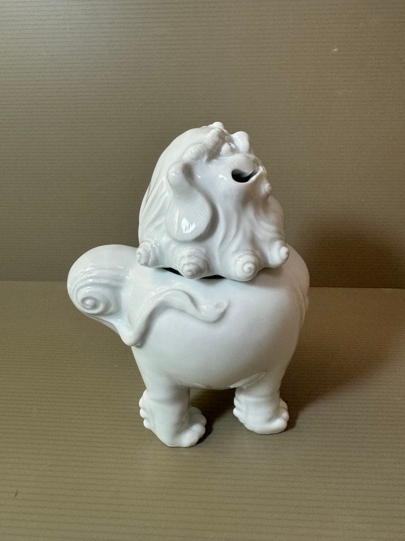 2905 無形文化財平戸三川内焼白磁獅子香炉陽山松太郎作