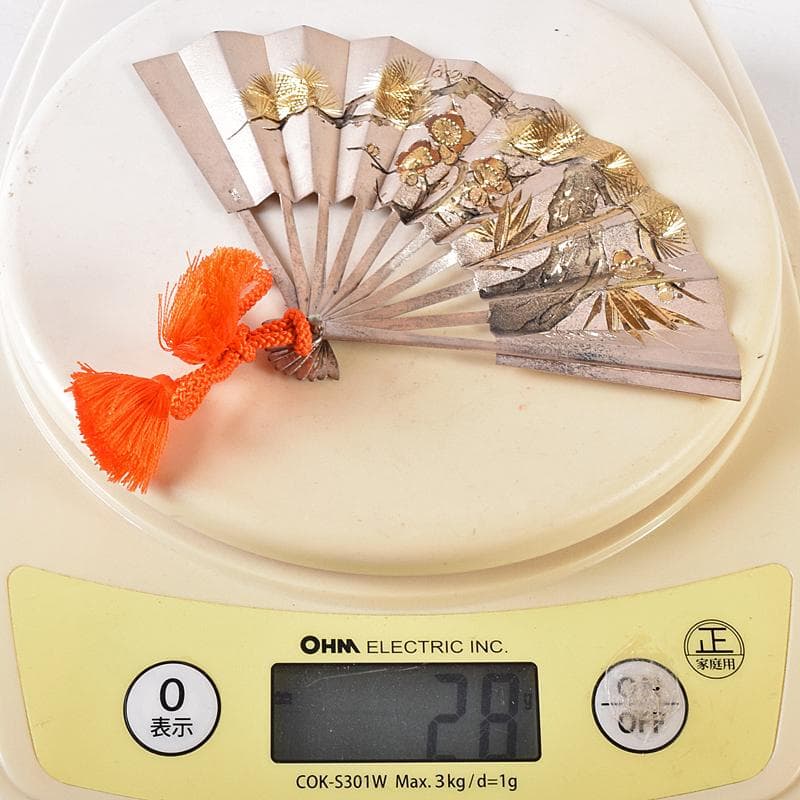 関武比古作　純銀製　松刻　扇子　置物　約28g　ガラスケース付　C　R8761B