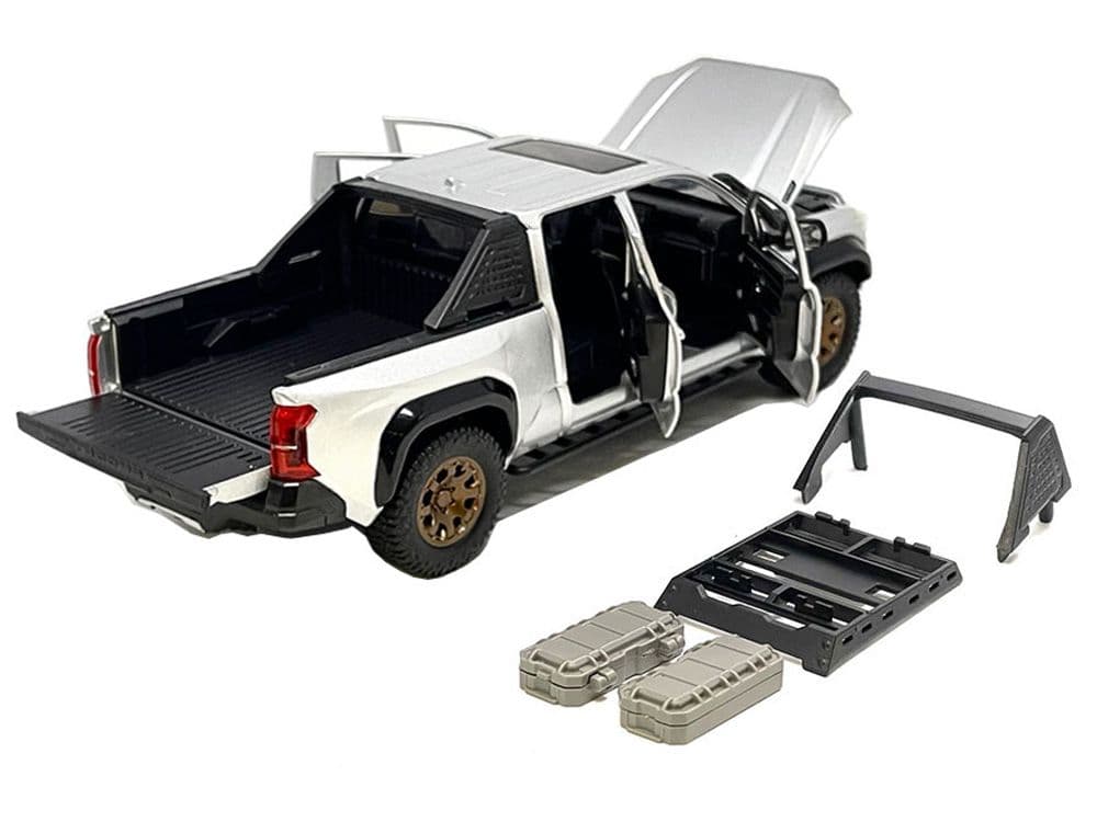 2023 トヨタ・タコマ トレイルハンター　(シルバー)