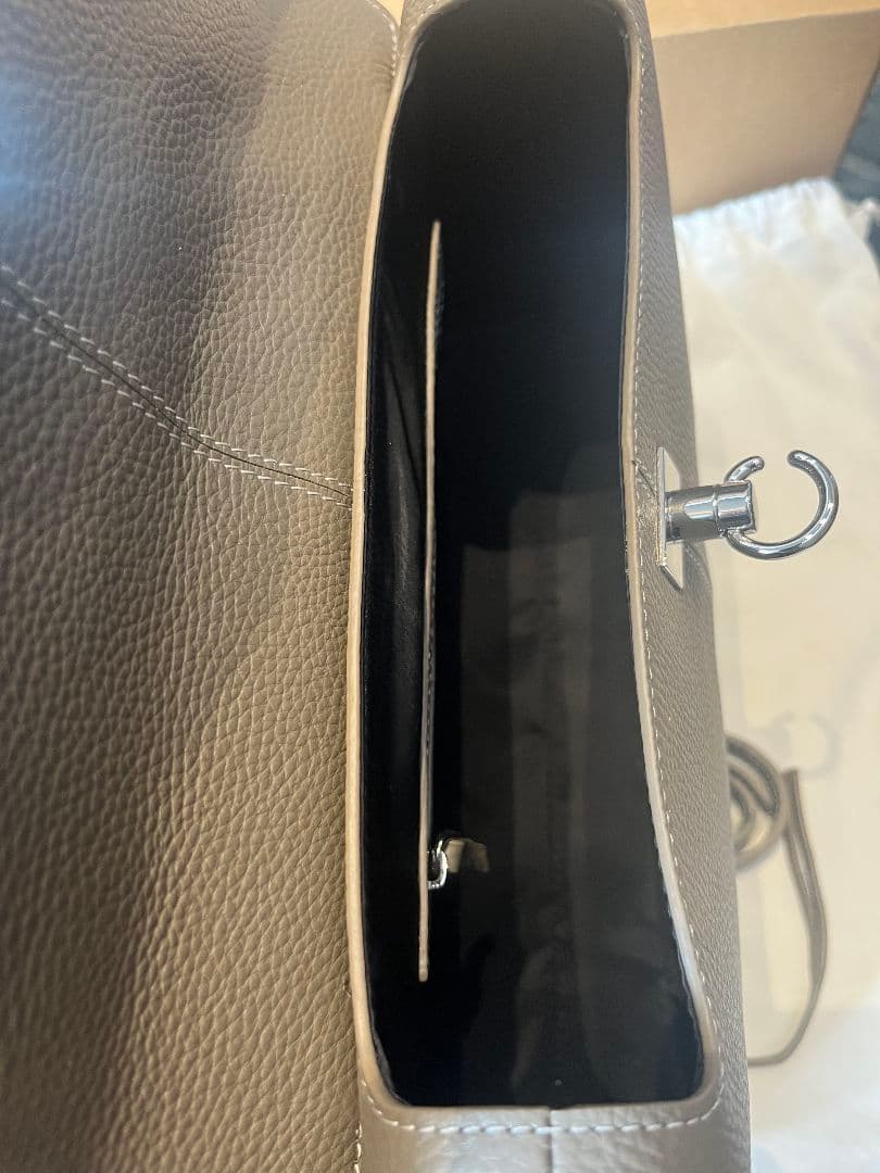 新品ほぼ ショルダーバッグ ハンドバッグ レザー　スタンスバッグ