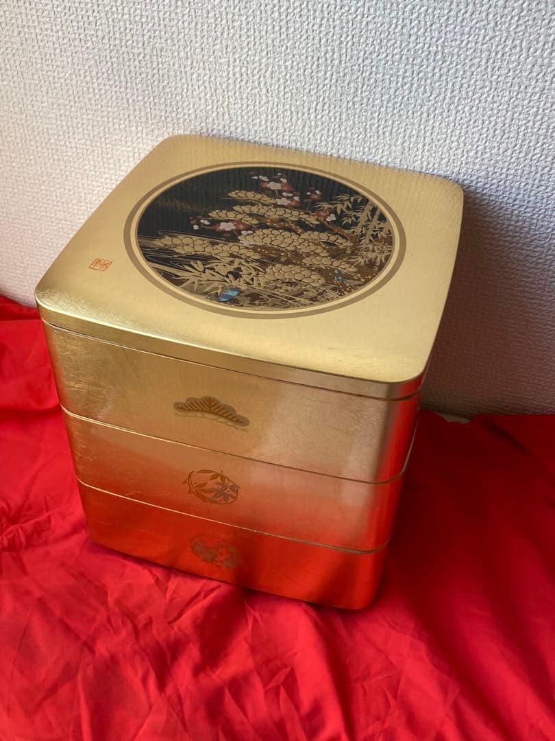 新品未使用 お重箱 お正月 金箔 松竹梅 迎春 朱塗り 螺鈿 貝 アンティーク