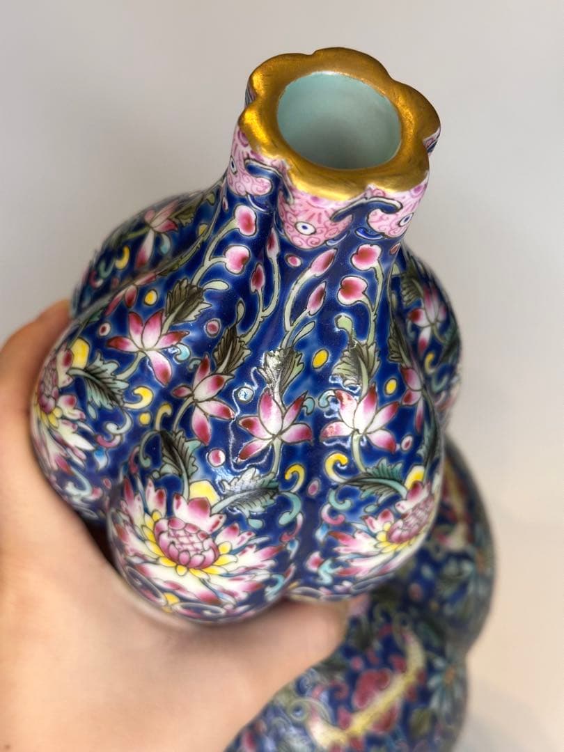 中国清代 乾隆年製款 藍釉金彩 葫蘆形賞瓶（荷花・寿
