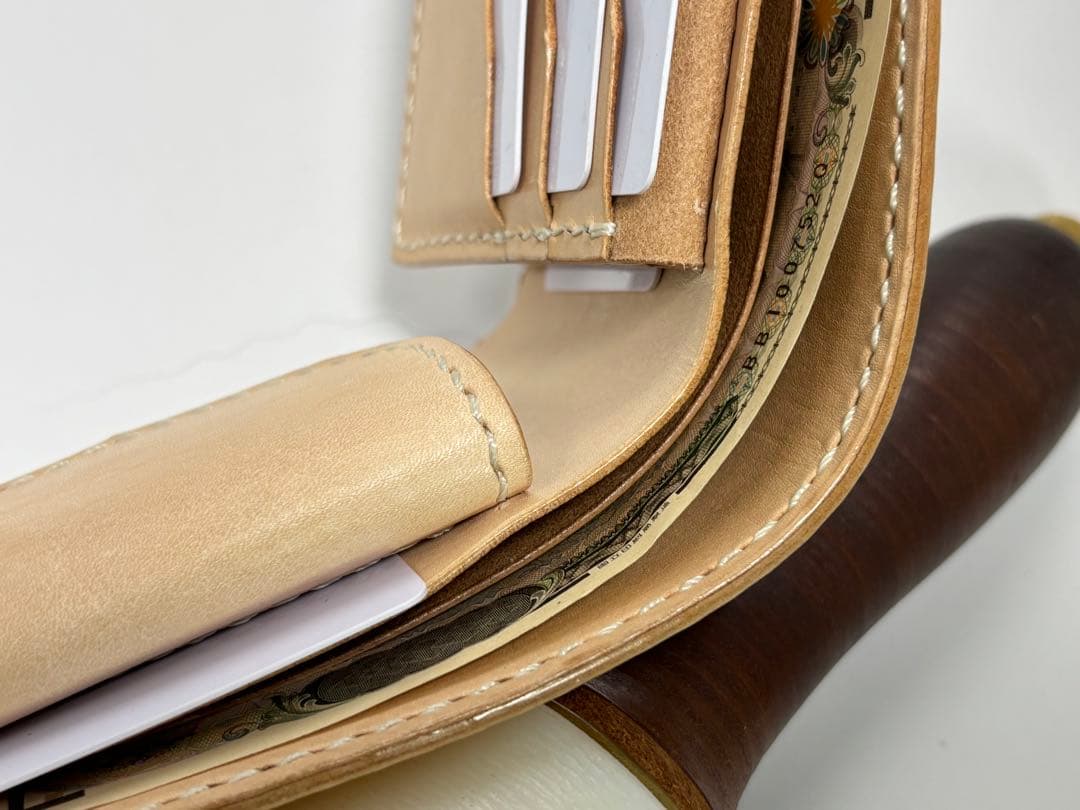 ここまゆ 【年末セール】ヌメ革　二つ折り財布　カード収納11枚　札仕切