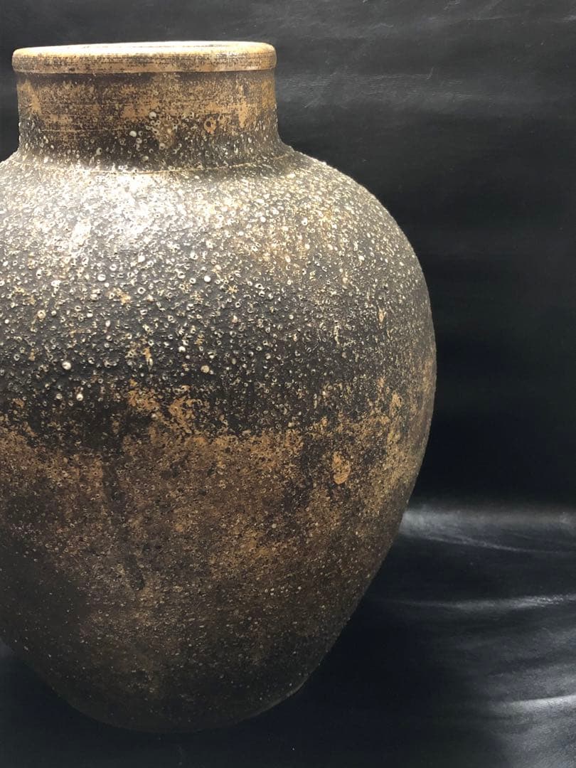 美しい古美術◾️蔵から釉薬のプチプチしたかなり雰囲気のある壺、壷、花瓶が出て来た。