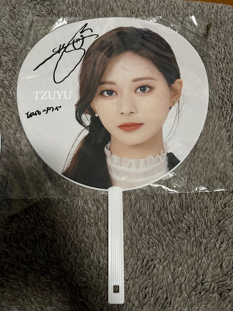 TWICE直筆サインうちわツウィ＋引退品 - メルカリ