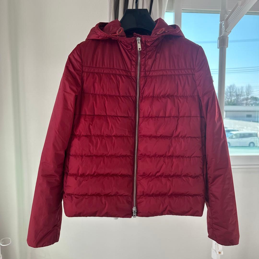 PRADA レッド ダウンジャケット フード付き