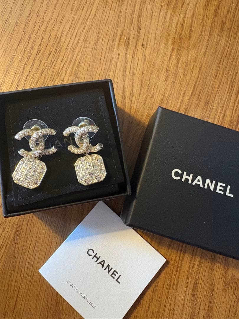 CHANEL ダイヤモンド風装飾 ゴールドピアス CHANEL ダイヤモンド風装飾 ゴールドピアス