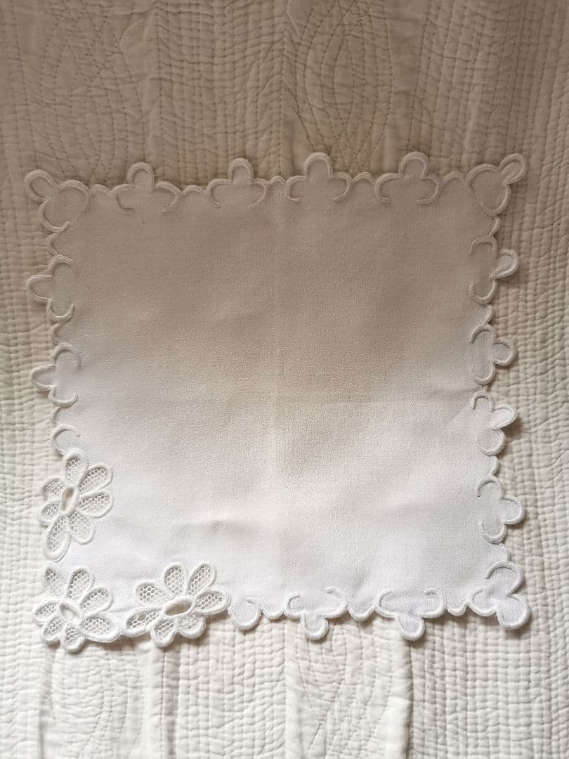 アンティークフランス 花びらチュールの西洋菊 スカラップ白糸刺繍