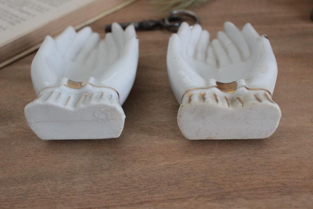 A】ホワイトハンドモチーフ/Made in Japan /陶器製・小物入れ