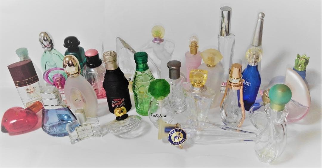 香水 空瓶 いろいろな香水のボトルのみ コレクションにいかが？ 送料