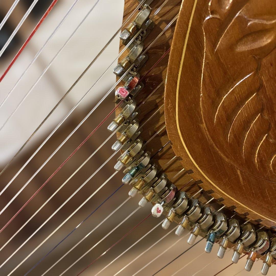 アルパ半音階レバー付き木製ハープ 複数弦 彫刻入り