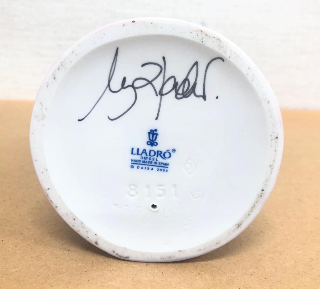 リヤドロ□花束を抱きしめている少女 磁器人形 フィギュア 置物