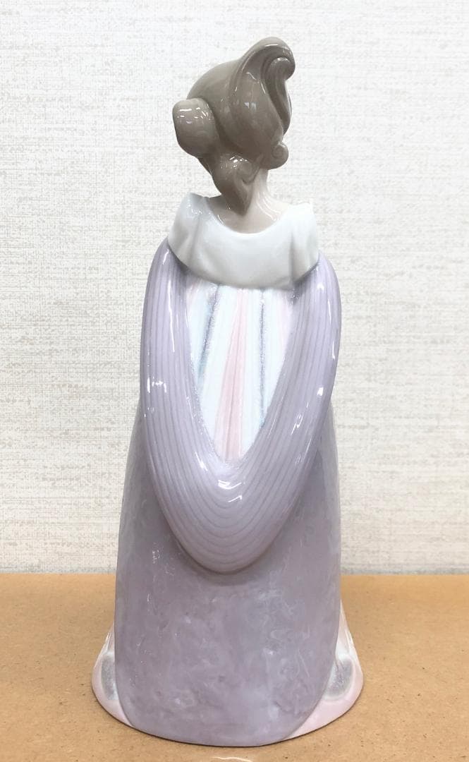 リヤドロ□花束を抱きしめている少女 磁器人形 フィギュア 置物
