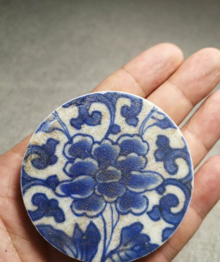 清国・康煕年製 青い花柄の陶器製茶碗