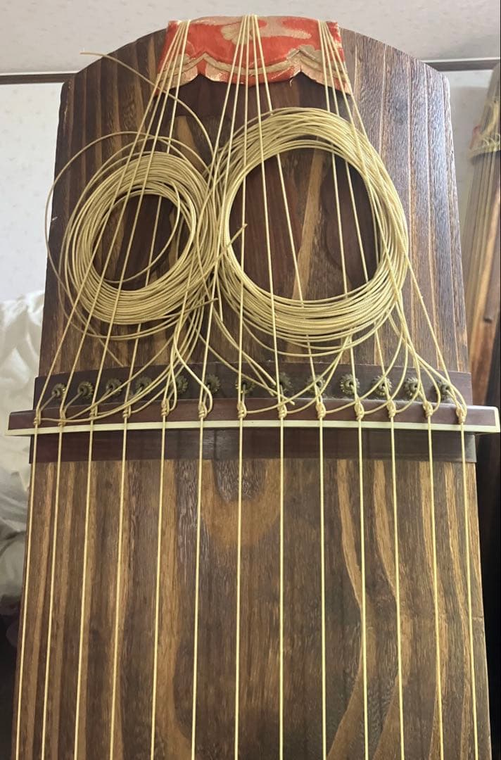 13弦お琴 並甲 すだれ彫り舌に蒔絵有り 琴柱他一式付き