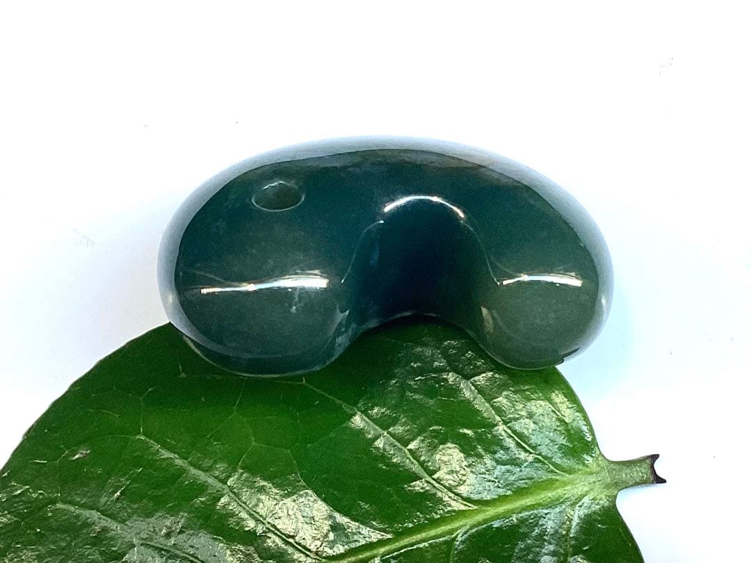 出雲青色*碧玉 入手困難な人気の透かし模様勾玉 幸運導く御守り