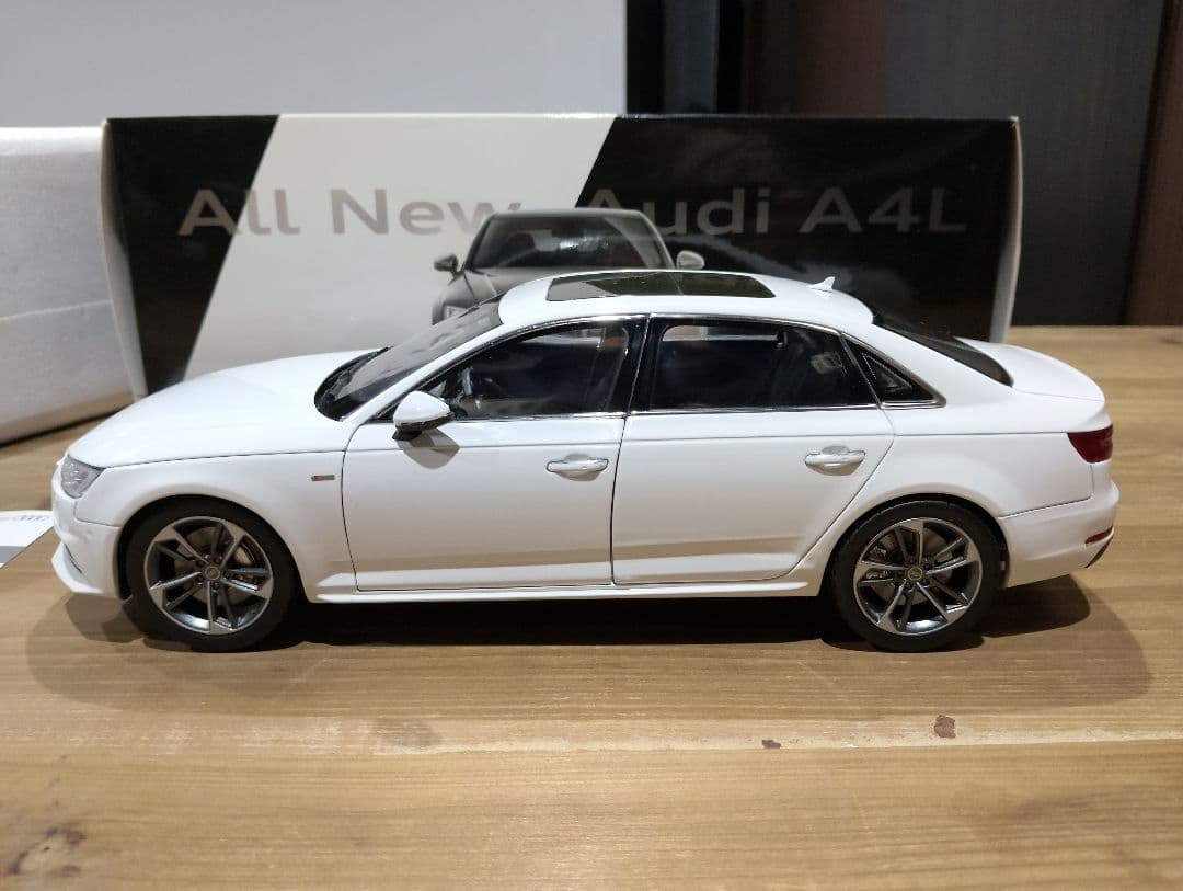 1/18 アウディ　A4　セダン B9 ディーラー品　ミニカー　ホワイト