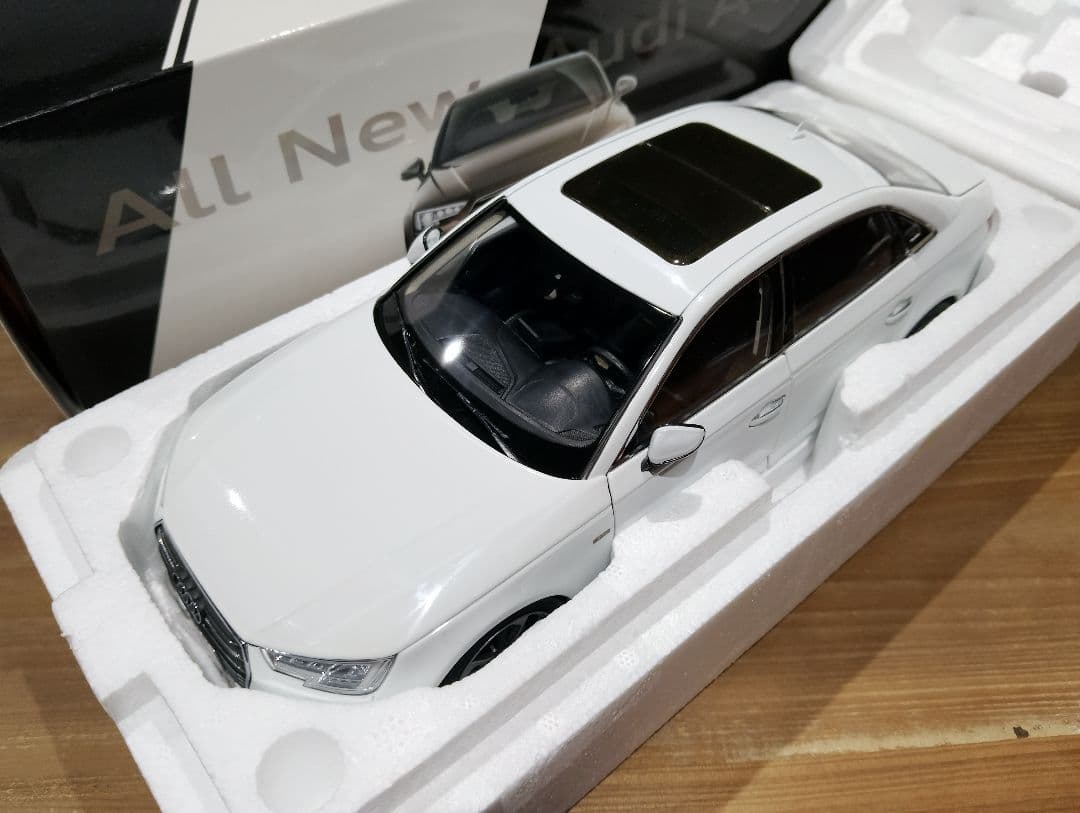 1/18 アウディ　A4　セダン B9 ディーラー品　ミニカー　ホワイト