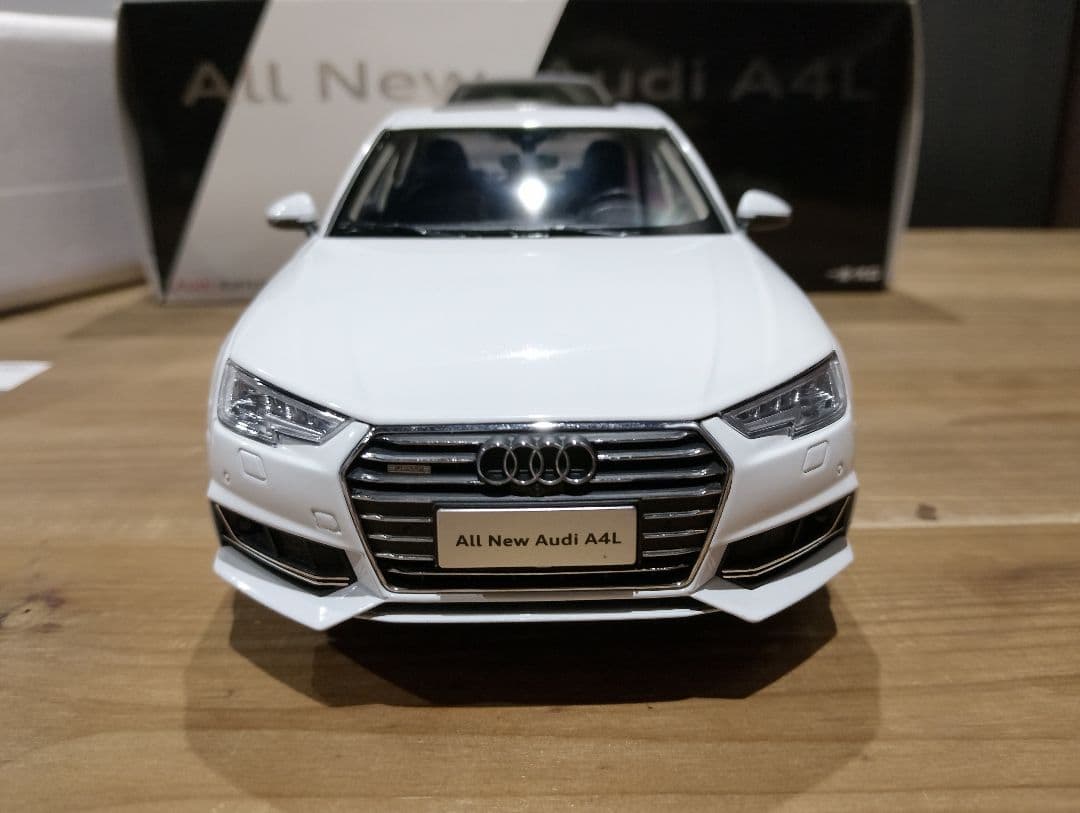 1/18 アウディ　A4　セダン B9 ディーラー品　ミニカー　ホワイト