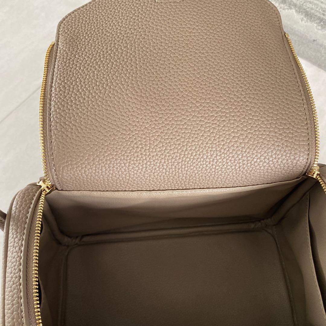 ベージュ ショルダーバッグ