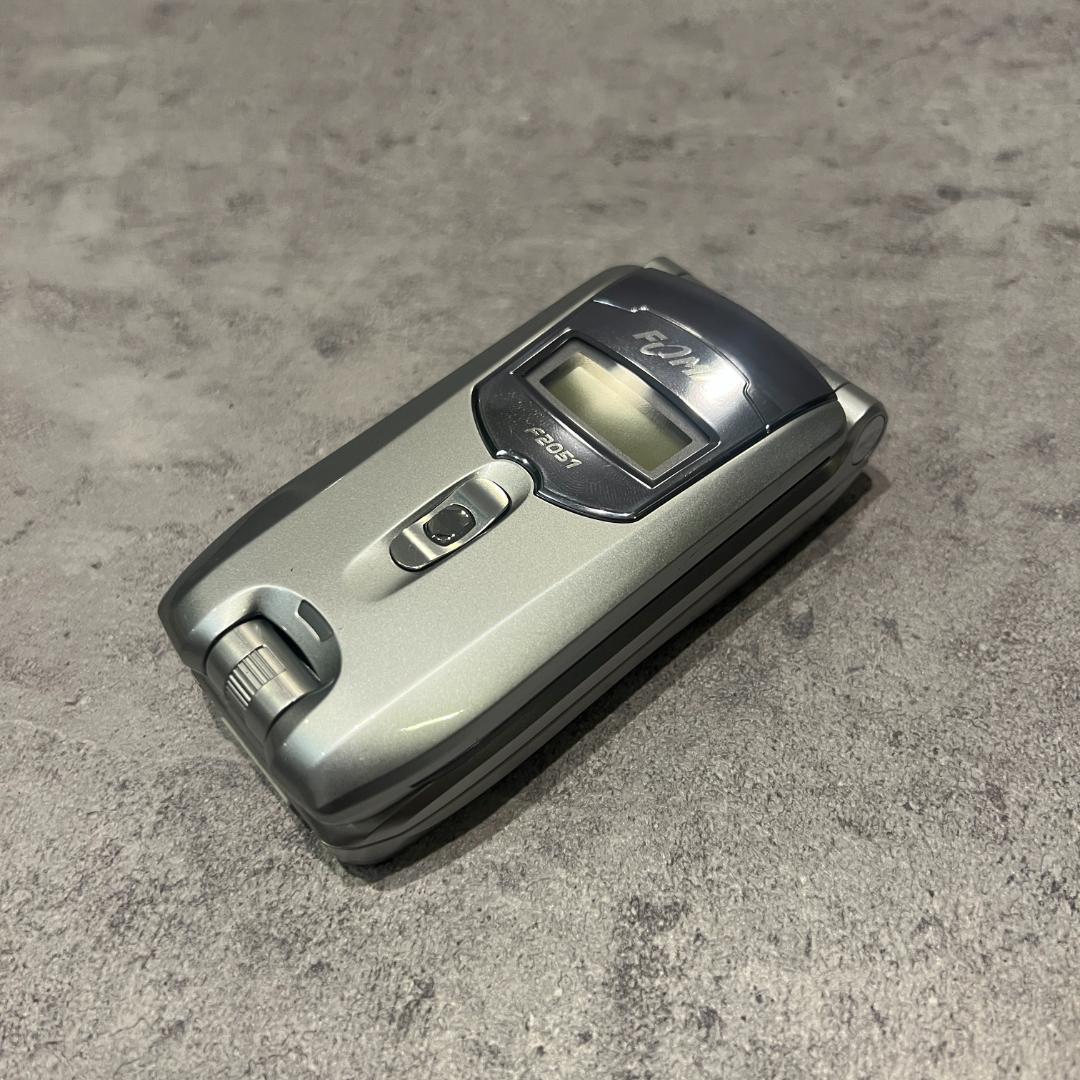 ドコモdocomoFOMAガラケーF2051シルバー未使用に近い付属品あり NEC