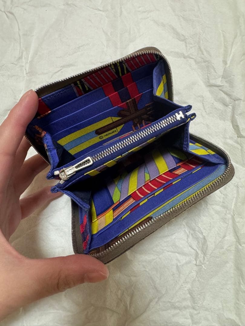 ほくろ　エルメス　シルクインコンパクト　エトゥープ