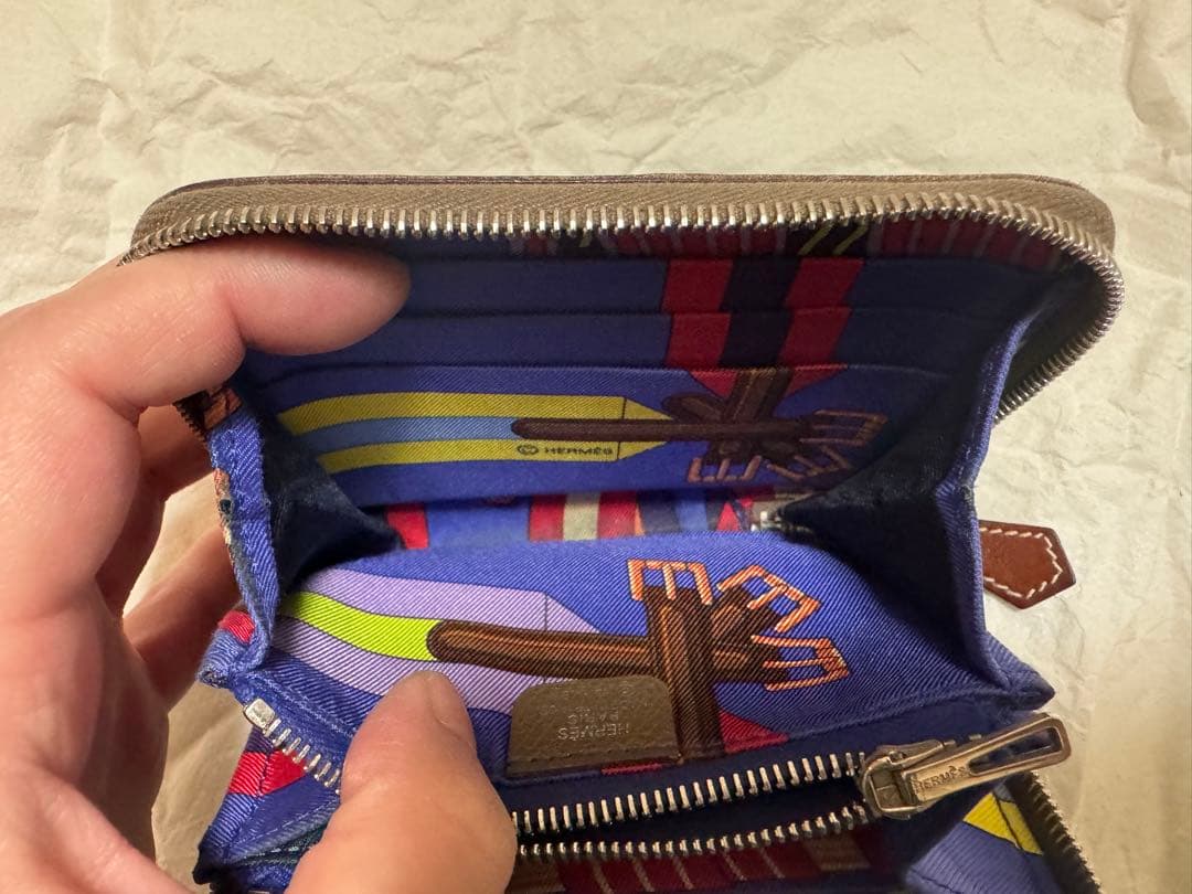 ほくろ　エルメス　シルクインコンパクト　エトゥープ