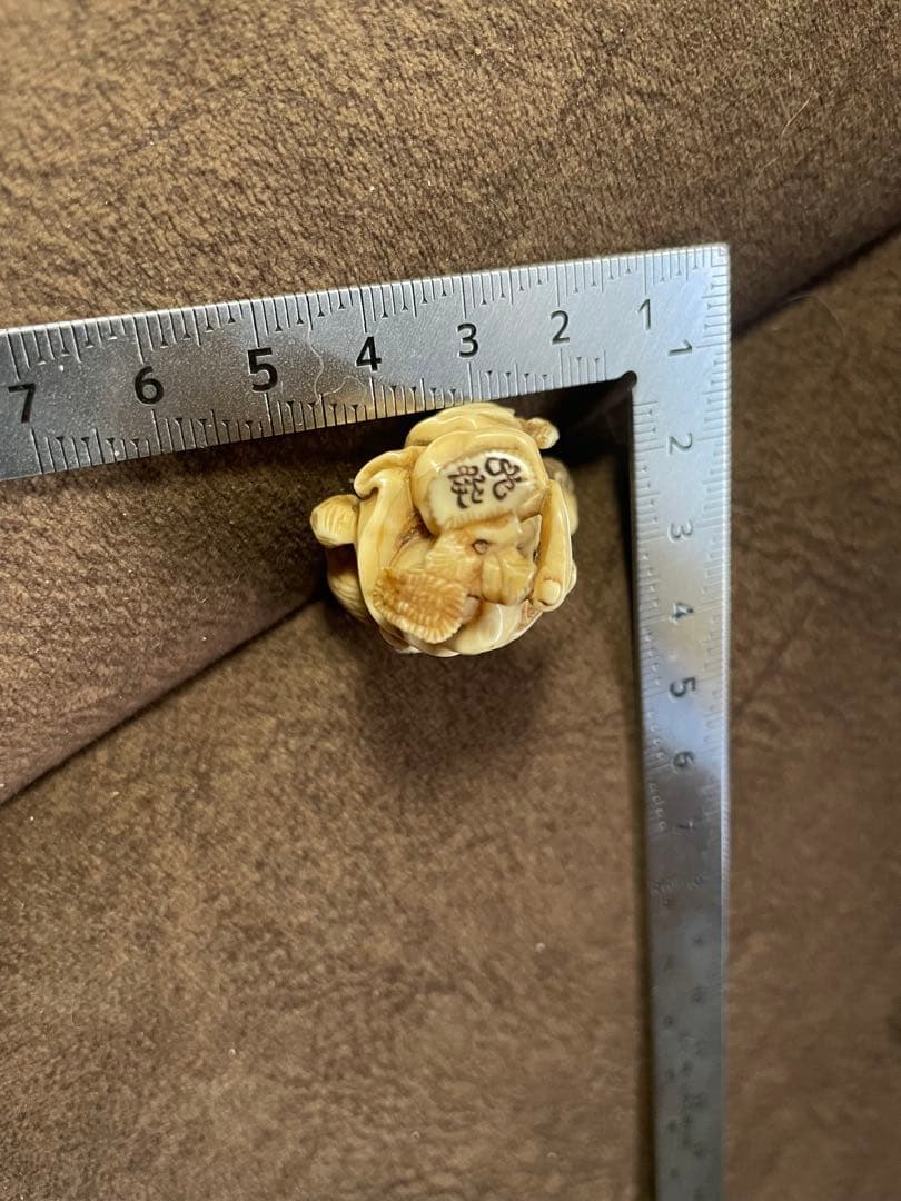 ⚫️新年セール⚫️根付 骨 牙等（天然素材） 翁 『光俊』銘有り