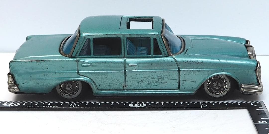 萬代屋【サンルーフ付メルセデス ベンツ220緑エンブレム欠】ブリキtin【箱無】