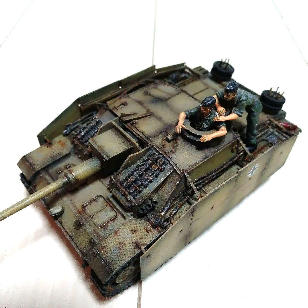 〚塗装済み完成品〛タミヤ　1/35 　ドイツ三号突撃砲 （戦車兵2名付き） 塗装済み完成品 タミヤ 1 35 ドイツ三号突撃砲 戦車兵2名