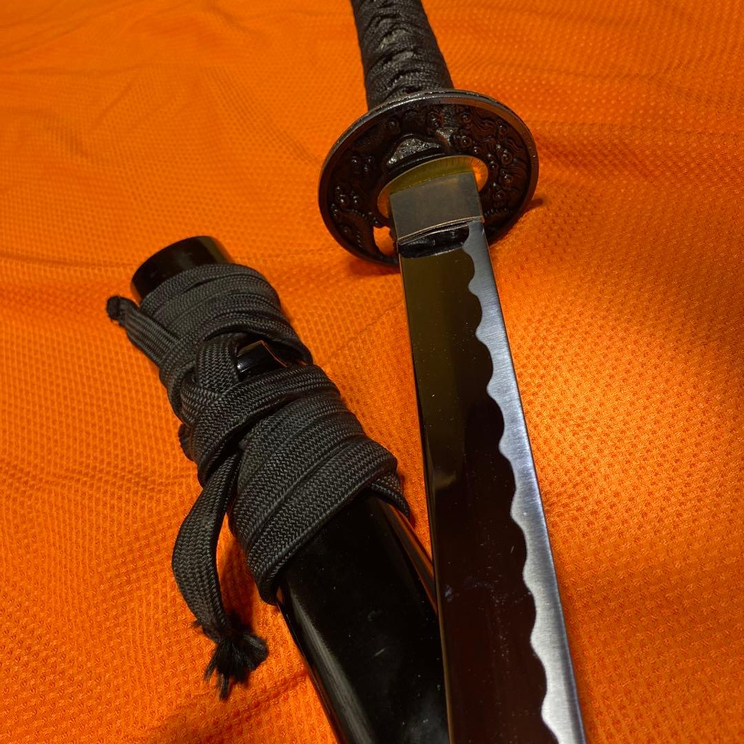 模造刀 黒柄黒鮫皮 龍彫楕円鍔 黒呂鞘