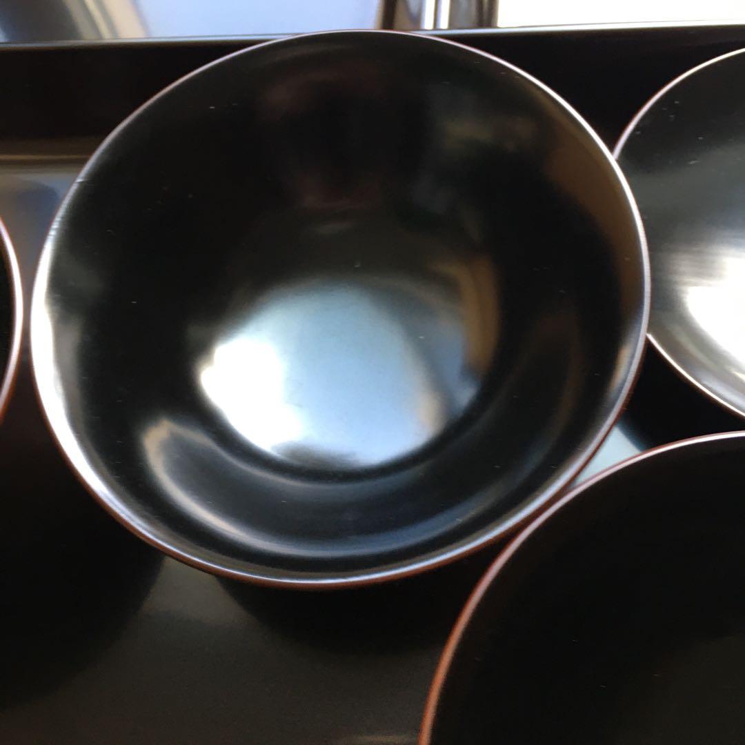 輪島塗本堅地漆器　梅蒔絵の四方脚付膳　　同梅蒔絵　栗色蓋付碗　各五客セット