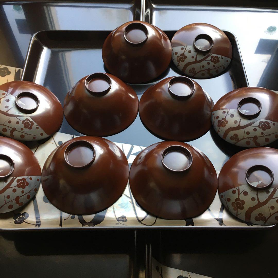 輪島塗本堅地漆器　梅蒔絵の四方脚付膳　　同梅蒔絵　栗色蓋付碗　各五客セット