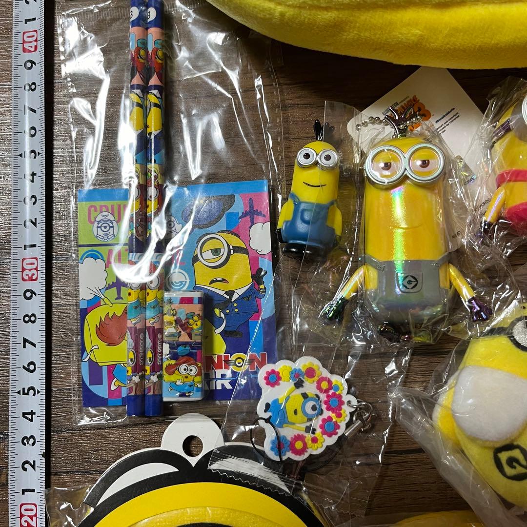 ミニオンズ　グッズセット　お弁当箱、ぬいぐるみマスコット、タオル、文具　ミニオン