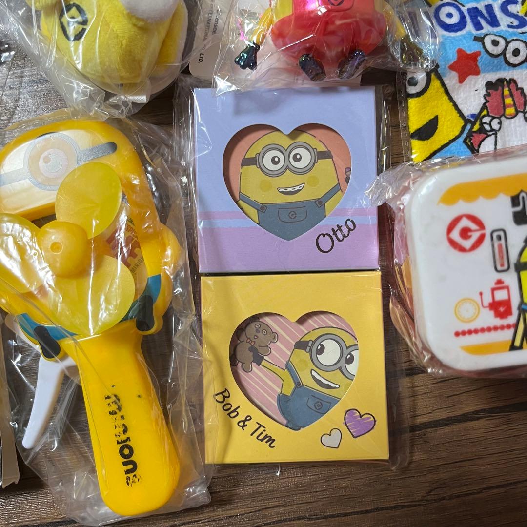 ミニオンズ　グッズセット　お弁当箱、ぬいぐるみマスコット、タオル、文具　ミニオン