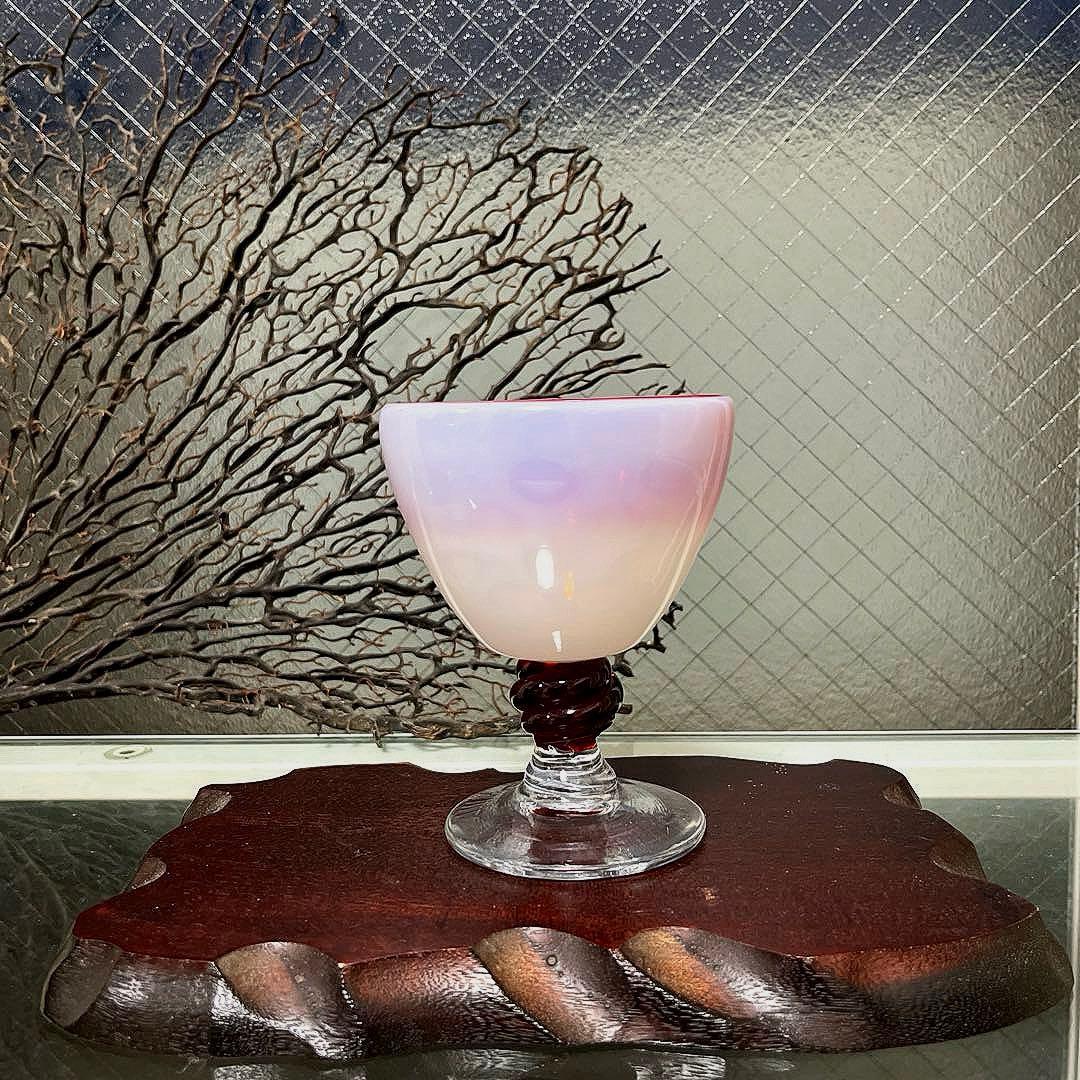 骨董 レトロガラス 赤フチ乳白色暈し 水玉紋 貝巻き脚付 氷コップ