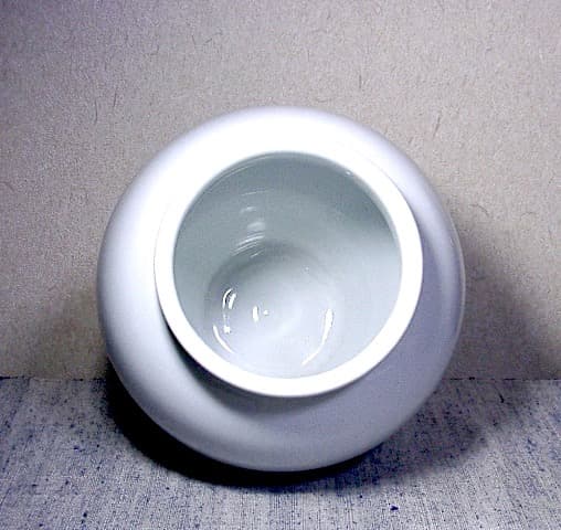 神奈川県　林　敏夫 作　白磁壺　共箱　無傷　保証。