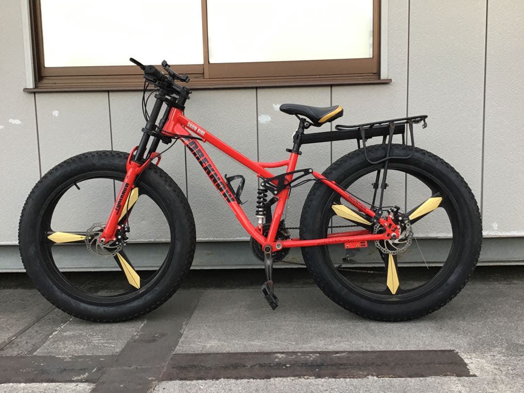 赤いファットバイク フロントサスペンション付き