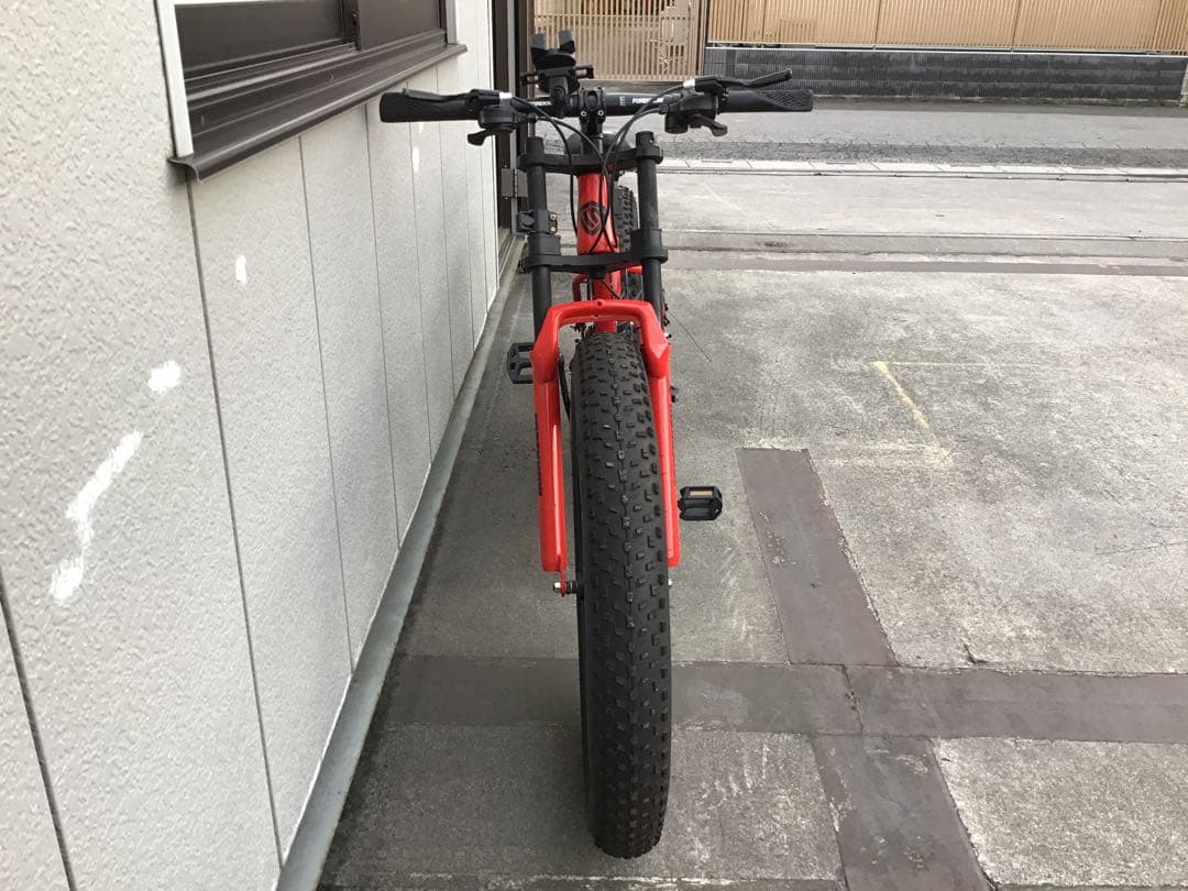 赤いファットバイク フロントサスペンション付き